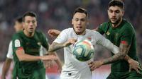 Gelandang Sevilla, Lucas Ocampos (tengah), diapit dua pemain Athletic Club dalam laga La Liga di Ramon Sanchez Pozjuan Stadium, Sevilla (4/1/2020). (AFP/Cristina Quicler)