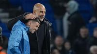 Pemain Manchester City, Phil Foden, merayakan kemenangan bersama Pep Guardiola setelah menaklukkan Brighton & Hove Albion  dalam duel tunda pekan ke-29 Liga Inggris 2024, Jumat (26/4/2024). (AP Photo/Kin Cheung)
