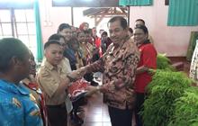 Pemkot Jayapura Serahkan Bantuan Seragam Sekolah untuk 8.500 Siswa Baru