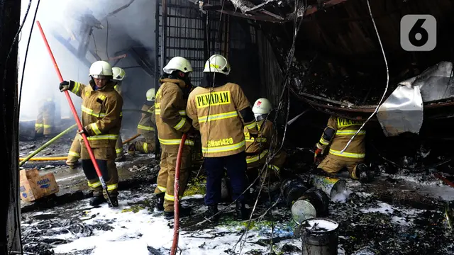 FOTO: Kebakaran Akibat Puntung Rokok Hanguskan Toko Cat di Pondok Labu
