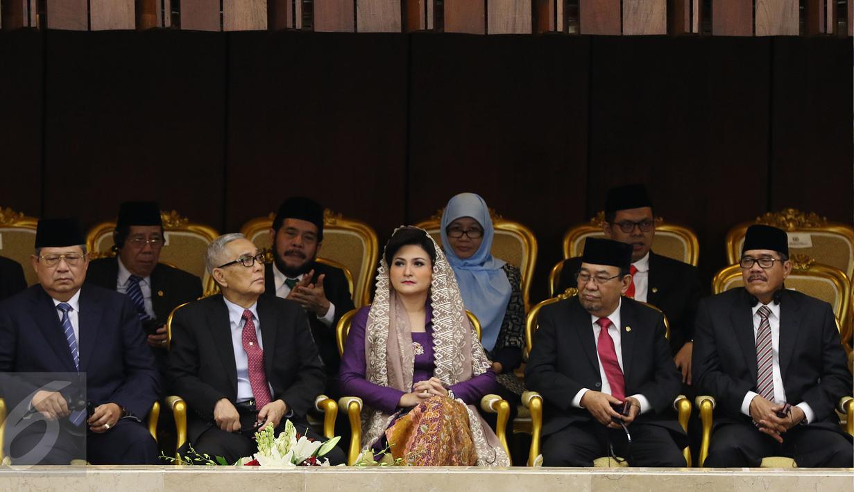 Presiden RI keenam Susilo Bambang Yudhoyono (kiri) bersama mantan Wakil Presiden Try Sutrisno menghadiri acara pidato Raja Arab Saudi Salman bin Abdulaziz Al Saud di Gedung DPR, Kompleks Parlemen, Senayan, Jakarta, Kamis (2/3). (Liputan6.com/Johan Tallo)