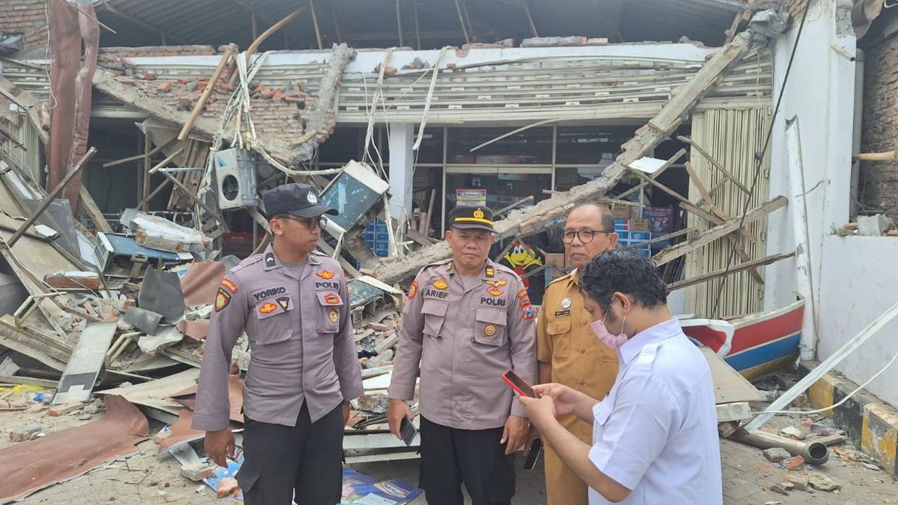 Kapolsek Bantur AKP Hari Eko Utomo mengatakan, bagian bangunan yang runtuh yakni teras gerai Indomaret.<br>