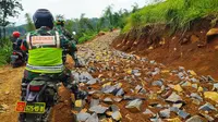 Jalanan terjal dan curam, tak menghalangi anggota dalam menyukseskan program TMMD ke-108 di Kecamatan Cibatu, Garut, Jawa Barat. (Liputan6.com/Jayadi Supriadin)