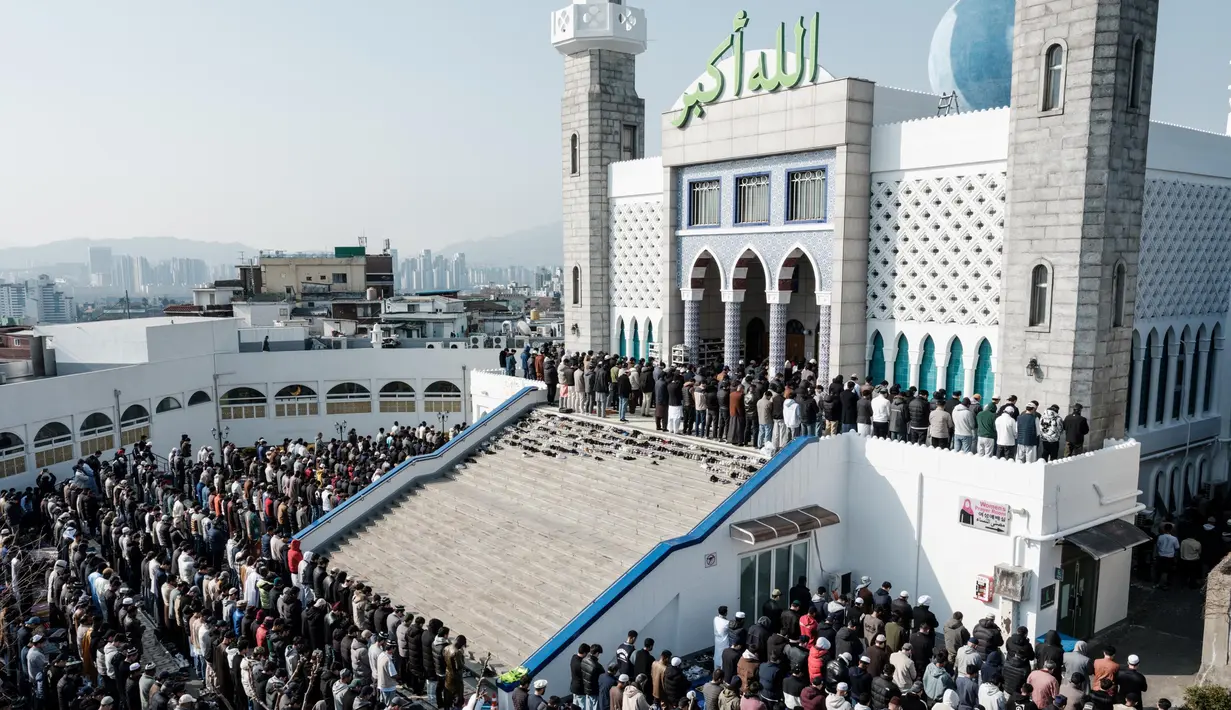 Umat Muslim menghadiri salat Idul Fitri 1446 Hijriah, yang menandai berakhirnya bulan puasa Ramadan di Seoul Central Mosque, Korea Selatan pada 31 Maret 2025. (YASUYOSHI CHIBA/AFP)