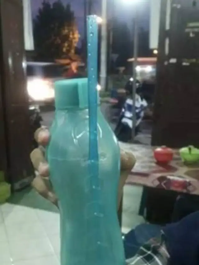 8 Potret Nyeleneh Cara Orang Minum Ini Malah Bikin Susah