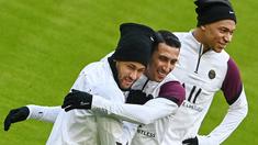 Pemain Paris Saint-Germain (PSG), Neymar, Angel Di Maria dan Kylian Mbappe, tampak bercanda saat sesi latihan jelang laga perempat Liga Champions di Munich, Jerman, Rabu (7/4/2021). PSG akan berhadapan dengan Bayern Munchen. (AFP/Christof Stache)