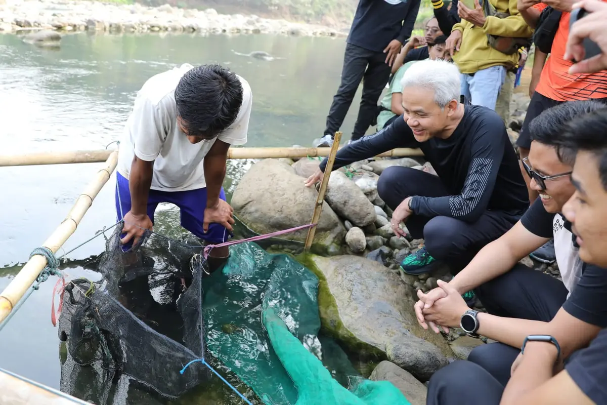 Bakal Calon Presiden (Bacapres) Ganjar Pranowo berhasil membantu warga desa Kampung Nagrog, Desa Muncang, Kecamatan Sodonghilir, Kabupaten Tasikmalaya, Jawa Barat, untuk mendapatkan akses air bersih yang selama 12 tahun dinantikan masyarakat setempat (Ist