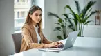 Ketahui Bahaya Duduk Tak Ergonomis Sambil Bekerja, Usia Muda Bisa Diserang Sakit Ini (Merdeka.com)