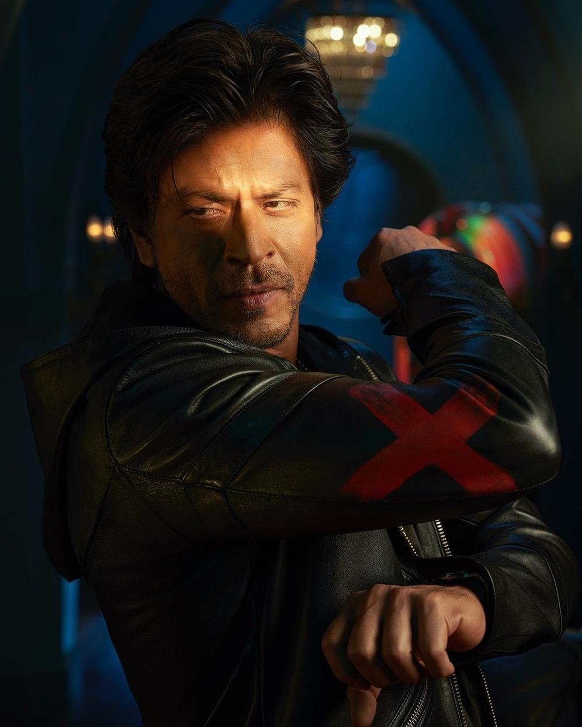 Shah Rukh Khan, bintang legendaris Bollywood yang dikenal sebagai "King Khan", masuk dalam daftar pria tertampan 2024 dengan skor 86,76%.<br><br>