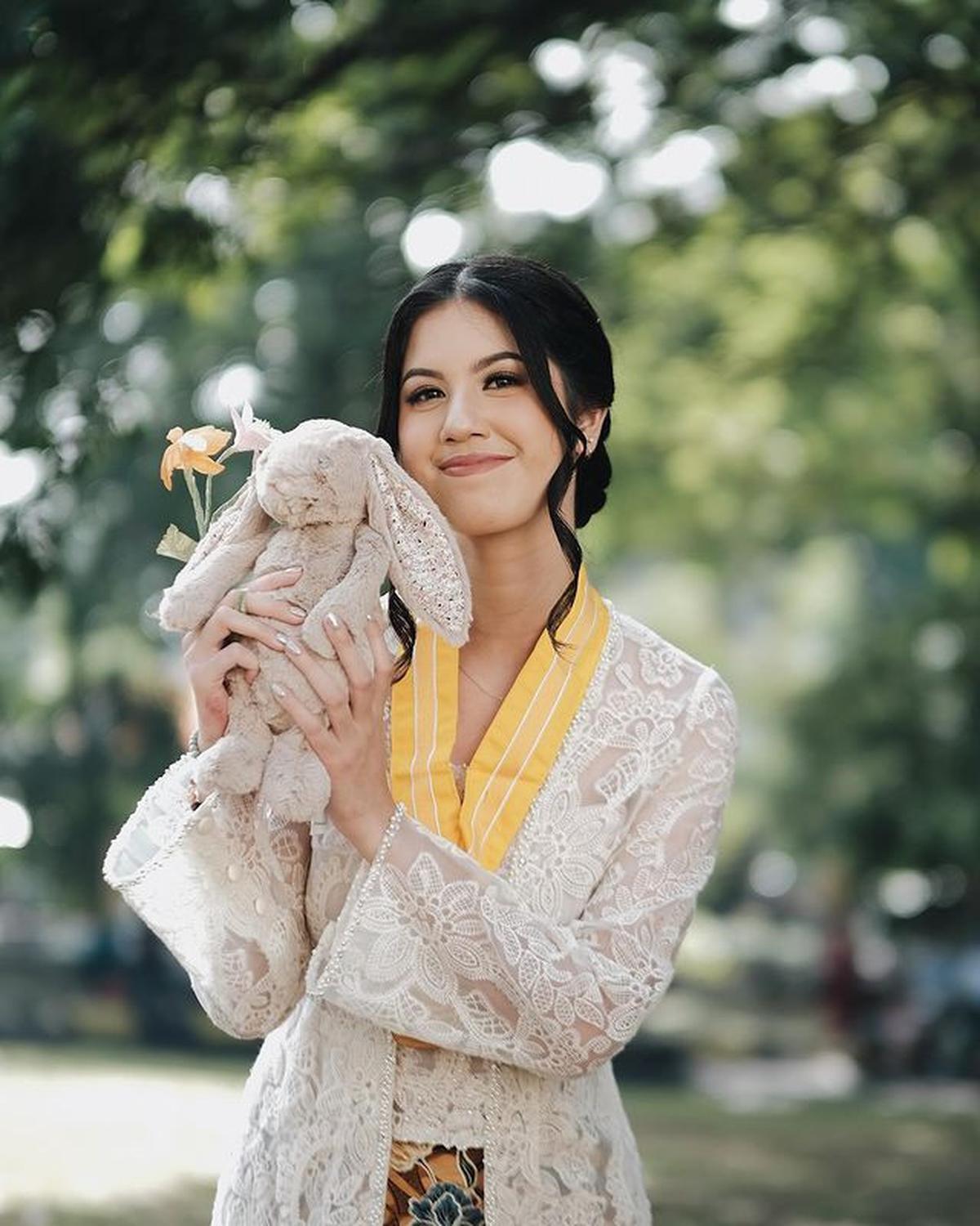 8 Potret Anak Ariyo Wahab Wisuda Tampil Cantik Berkebaya, Berhasil Wujudkan Mimpi Orang Tua