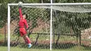 Striker Persija Jakarta, Addison Alves, menjadi kiper saat latihan di Lapangan Sutasoma, Halim, Jakarta, Minggu (25/2/2018). Persija kembali berlatih usai meraih gelar juara Piala Presiden 2018. (Bola.com/Asprilla Dwi Adha)