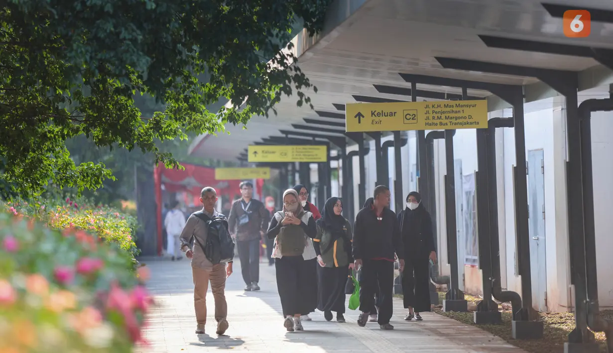 Calon penumpang berjalan di selasar pedestrian yang menghubungkan Stasiun Karet dan Stasiun BNI City di Jakarta, Kamis (3/9/2026). KAI membangun travelator sebagai bagian dari integrasi kedua stasiun yang ditargetkan rampung dalam 70 hari. (KLY/Budy Santoso)