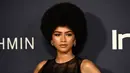 Aktris Zendaya menghadiri acara tahunan InStyle Awardske-3  di Los Angeles, California, Senin (23/10). Wanita 21 tahun itu datang dengan rambut keriting yang dibuat besar tatanannya hingga membuat rambutnya jadi kribo. (Chris Pizzello/Invision/AP)