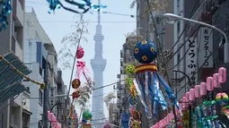 Pita warna-warni menghiasi The Star Japan Festival di jalan Tokyo Skytree di Haratsuka, Tokyo, Jumat (7/7). Festival ini diperkirakan berasal dari China yang kemudian masuk ke Jepang dan dikombinasikan dengan adat istiadat setempat. (AP/Eugene Hoshiko)