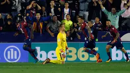 Reaksi kiper Barcelona, Marc-Andre ter Stegen setelah pemain Levante mencetak gol keempat pada jornada ke-37 La Liga di Estadio Ciudad de Valencia, Senin (14/5). Barcelona dipaksa menyerah dengan kedudukan 5-4 di markas Levante. (AP/Alberto Saiz)