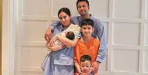 Lihat di sini beberapa potret gaya penuh kasih keluarga Raffi Ahmad dan Nagita Slavina ketika memperkenalkan baby Lily.