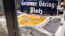 Pelat bertuliskan 'Hermann Goering-Platz' dan hiasan genderang bergambar swastika ditampilkan sebelum lelang memorabilia Nazi di Grasbrunn, Jerman, Rabu (20/11/2019). Barang pribadi milik para petinggi Nazi saat Perang Dunia II ikut dilelang pada lelang kali ini. (Matthias Balk/dpa/AFP)