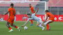 Pemain Skotlandia James Forrest (tengah) terjatuh saat melawan Belanda pada pertandingan persahabatan di Stadion Algarve, luar Faro, Portugal, Rabu (2/6/2021). Pertandingan berakhir imbang 2-2. (AP Photo/Miguel Morenatti)