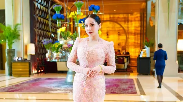 Inspirasi kebaya brokat (credit: instagram/pecintaladygigi)