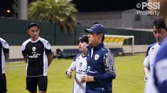 Pelatih kepala Timnas Indonesia, Shin Tae-yong memberikan instruksi kepada para pemain saat melakukan latihan menjelang Kualifikasi Piala Dunia 2024 melawan Bahrain di Hamad Town Youth & Sports Ground, Minggu, 6 Oktober 2024. (Dok. PSSI)