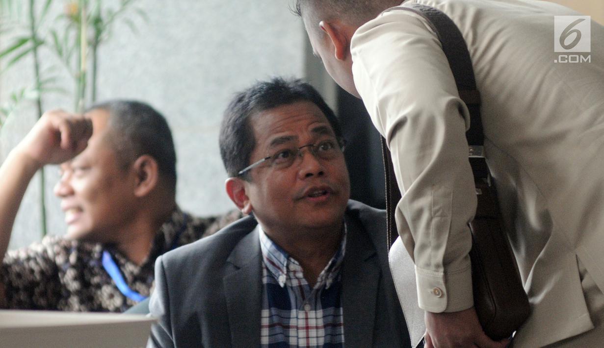 Sekjen DPR Indra Iskandar berbincang saat akan menjalani pemeriksaan di Gedung KPK, Jakarta, Kamis (21/3). Indra Iskandar diperiksa sebagai saksi untuk tersangka mantan Wakil Ketua DPR Taufik Kurniawan. (merdeka.com/Dwi Narwoko)