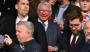 Mantan manajer Manchester United, Sir Alex Ferguson (tengah), menyaksikan dari tribune menjelang pertandingan leg kedua semifinal Liga Europa antara Manchester United dan Athletic Bilbao di Stadion Old Trafford, Manchester, Inggris barat laut, pada 8 Mei 2025. (Oli SCARFF/AFP)