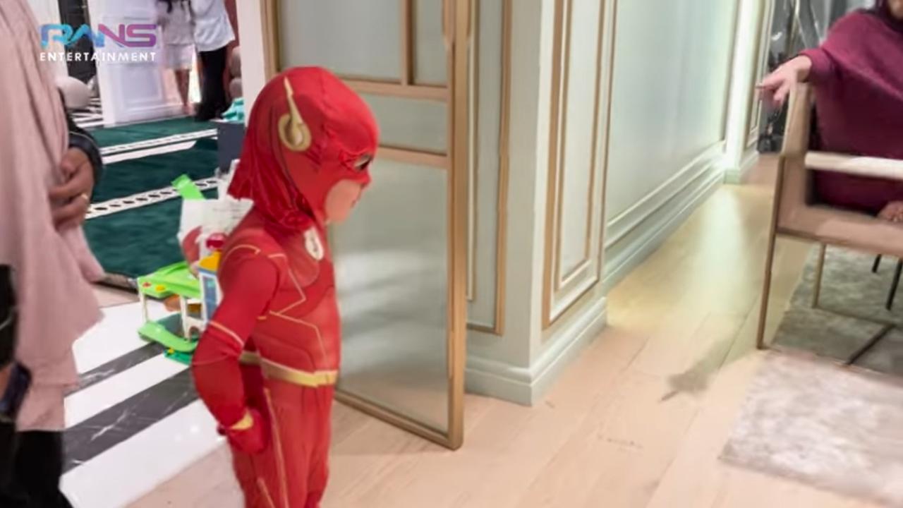 Serba-serbi Sahur Perdana Keluarga Besar Raffi Ahmad, Rayyanza Pakai Kostum The Flash & Rambut Baby Lily Gemas Banget
