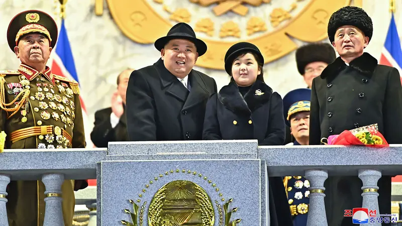 Kim Jong Un Saksikan Parade Militer 75 Tahun Tentara Rakyat Korea