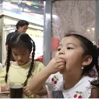 Ruben Onsu dan Sarwendah kerap menikmati makanan sederhana seperti di pinggir jalan. Potret sederhana juga terlihat dari anak-anaknya. Meski dikenal salah satu selebriti kaya raya, anak-anak Ruben juga menunjukkan kehidupan sederhana. [Youtube/The Onsu Family]