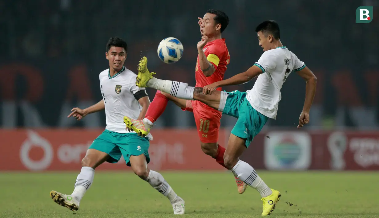 <p>Pemain Timnas Indonesia U-19, Muhammad Ferrari dan Kakang Rudianto menghadang laju pemain&nbsp;Myanmar, La Min Htwe (tengah) dalam pertandingan babak penyisihan Grup A Piala AFF U-19 yang berlangsung di Stadion Patriot Candrabhaga, Bekasi, Minggu (10/7/2022). (Bola.com/M Iqbal Ichsan)</p>