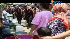 Sebanyak 12 unit tanki berisi ribuan liter air bersih dikerahkan untuk membantu kebutuhan warga yang disebar di 10 titik desa.