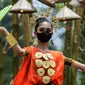 Penari menggelar tarian dan fashion show berlatar alam di Grand Smesco Hills Cisarua, Bogor, Minggu (11/4/2021). Tari yang akan ditampilkan adalah Tari Topeng Jigrik Ndat dari Betawi, Tari Legong Mesatya dari Bali, Tari Papua, Tari Bajidor Kahot dan Tari Kipas Pakarena (Liputan6.com/JohanTallo)