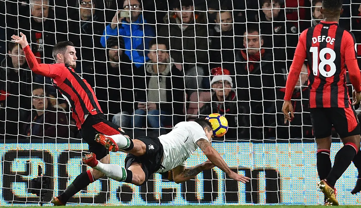 Bek Liverpool, Dejan Lovren, mencetak gol ke gawang AFC Bournemouth pada laga Premier League di Stadion The Vitality, Minggu (17/12/2017). Liverpool menang 4-0 atas AFC Bournemouth. (AFP/Glyn Kirk)