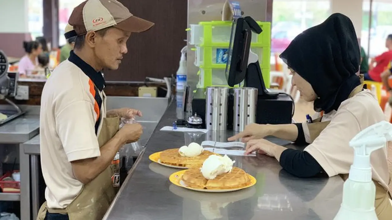 Disabilitas Bekerja di Restoran Petaling Jaya, Malaysia (Sumber : Twitter.com / OhhB_)