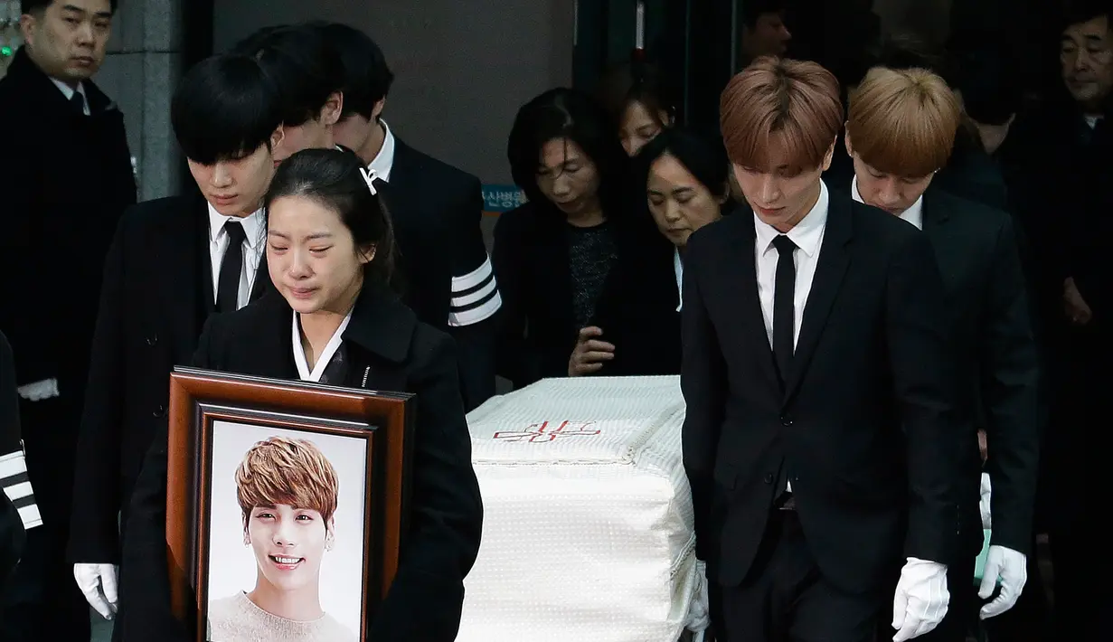 Kakak Jonghyun SHINee tak bisa menyembunyikan duka saat pelepasan jenazah sang adik menuju tempat pemakaman dari Asan Hospital, Seoul, Kamis (21/12). Keluarga dan teman-teman dekat mengantar Jonghyun ke tempat peristirahatan terakhir. (AP/Ahn Young-joon)