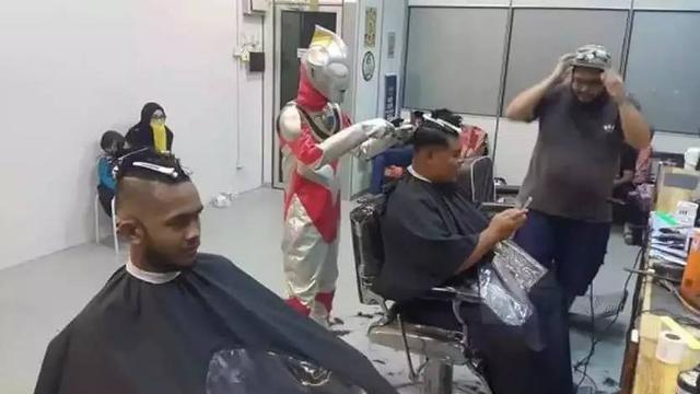 12 Potret Orang Pakai Kostum Ultraman di Tempat Umum Ini Kocak