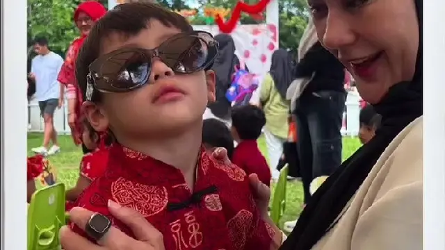 Paula Verhoeven Temani Kiano dan Kenzo Tonton Barongsai di Sekolah sambil Bagikan Angpao