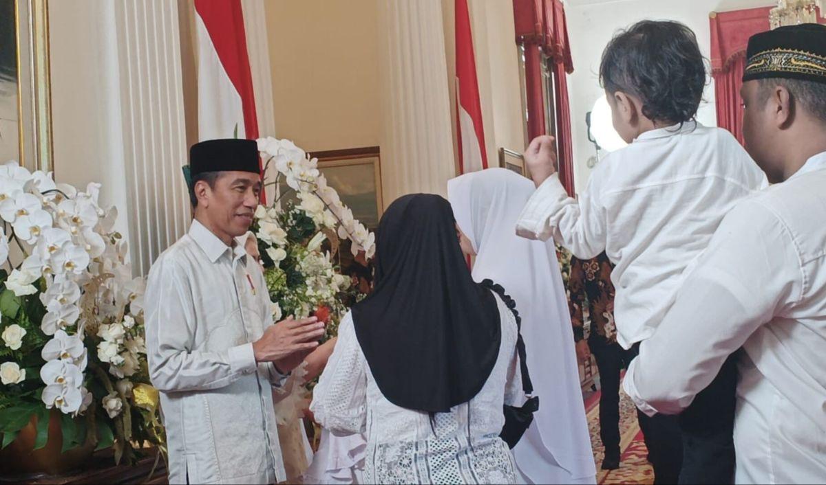 Masyarakat yang sudah antre sejak pagi merasa kecewa dan bertanya-tanya alasan mengapa tak diperbolehkan masuk ke dalam ruang open house.<br>