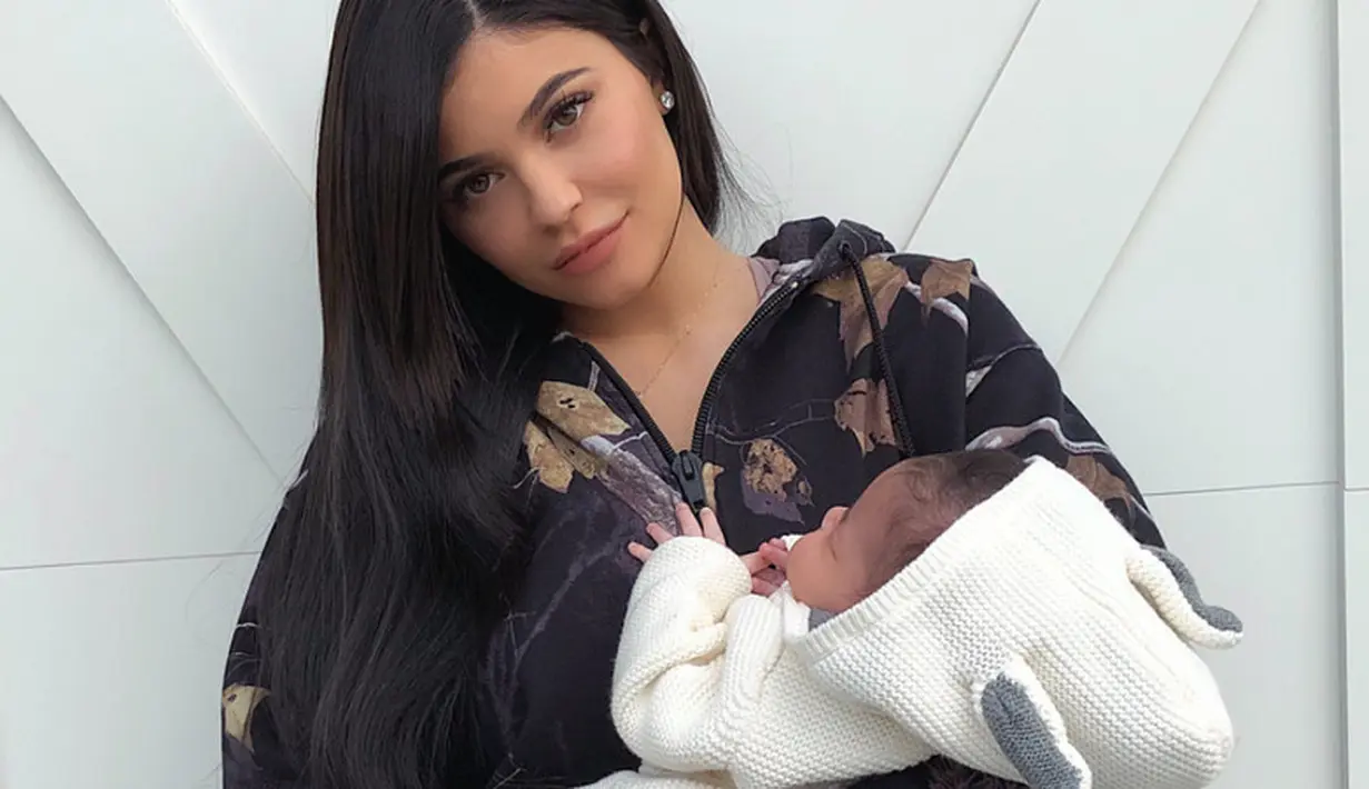 Kris Jenner sendiri pun memuji Kylie Jenner mengenai petualangannya sebagai seorang ibu. (instagram/kyliejenner)