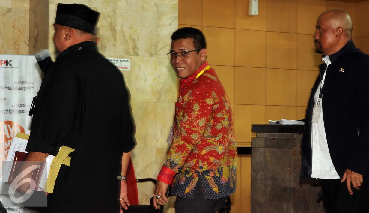 Anggota Komisi III Fraksi PDIP, Masinton Pasaribu berada di dalam gedung KPK, Jakarta, Kamis (10/3). Kedatangan mereka bertujuan untuk menyerahkan beberapa dokumen hasil pendalaman terhadap sejumlah kasus di PT Pelindo II. (Liputan6.com/Helmi Afandi)
