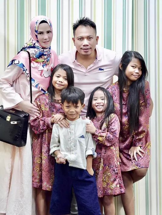 Mantan tunangan Zaskia Gotik itu juga meminta segala urusannya lancar hingga pada hari H. "ya Allah lancarkan kami sampai menuju 9/10 Februari 2018 Aamiin Allah huma aamiin," lanjutnya. (Instagram/vickyprasetyo777)