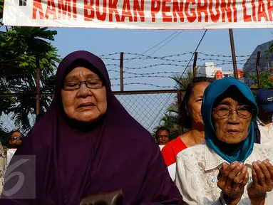 Sejumlah ibu melakukan aksi damai menolak pengosongan rumah mereka di Perumahan Perwira Mabad, Rawabelong, Jakarta, Senin (7/9/2015). Kodam Jaya berencana melakukan pengosongan puluhan rumah purnawirawan anggota TNI AD. (Liputan6.com/Yoppy Renato)