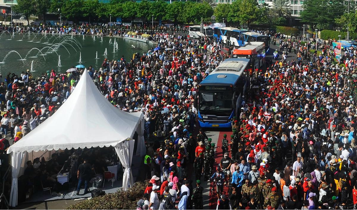 Antusiasme Ribuan Orang Padati Panggung Pesta Rakyat Pelantikan Prabowo di Bundaran HI