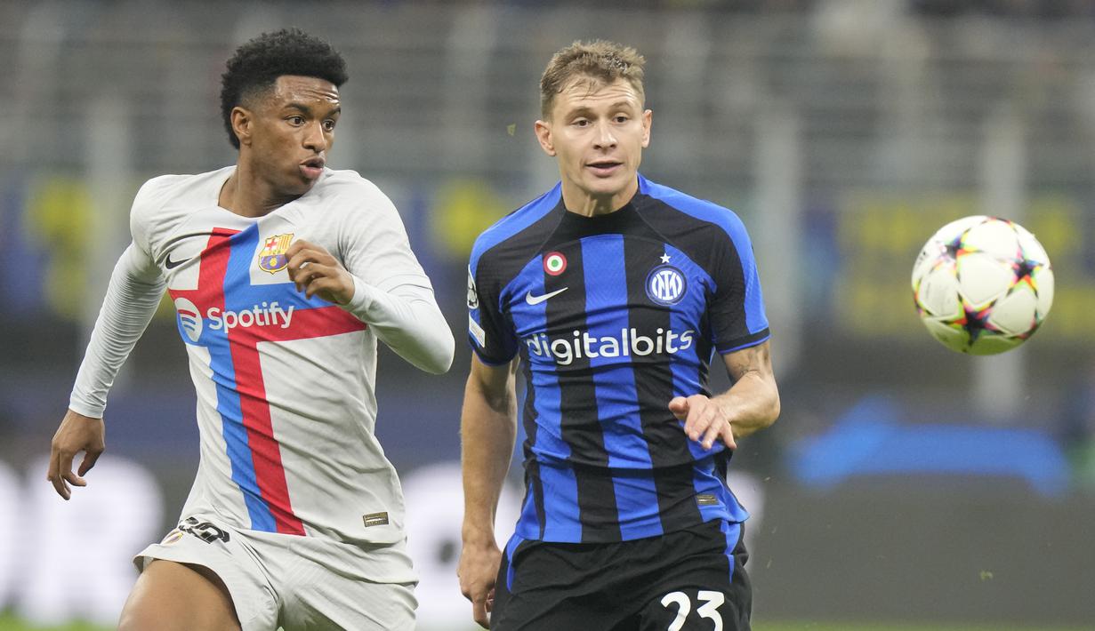 Bek Barcelona Alejandro Balde dan gelandang Inter Milan Nicolo Barella  berlari mengejar bola pada matchday ketiga Grup C Liga Champions 2022/2023 di Giuseppe Meazaa, Rabu dini hari WIB (5/10/2022). Gol kemenangan tim wakil Italia dilesakkan Hakan Calhanoglu. (AP Photo/Antonio Calanni)