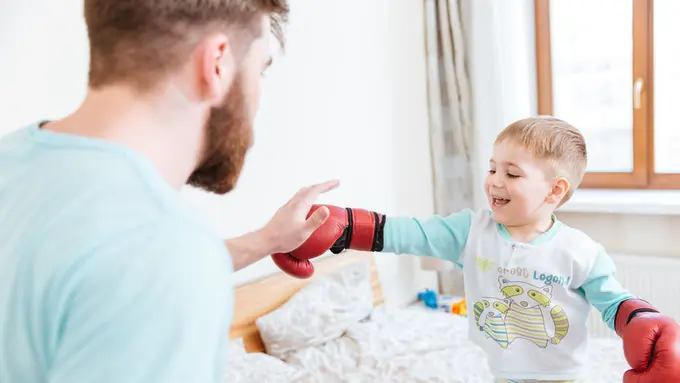 Kiat Menghadapi Balita yang Suka Memukul