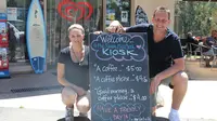 Kesopanan dan keramahan pengunjung, kafe di Gerroa, Australia.