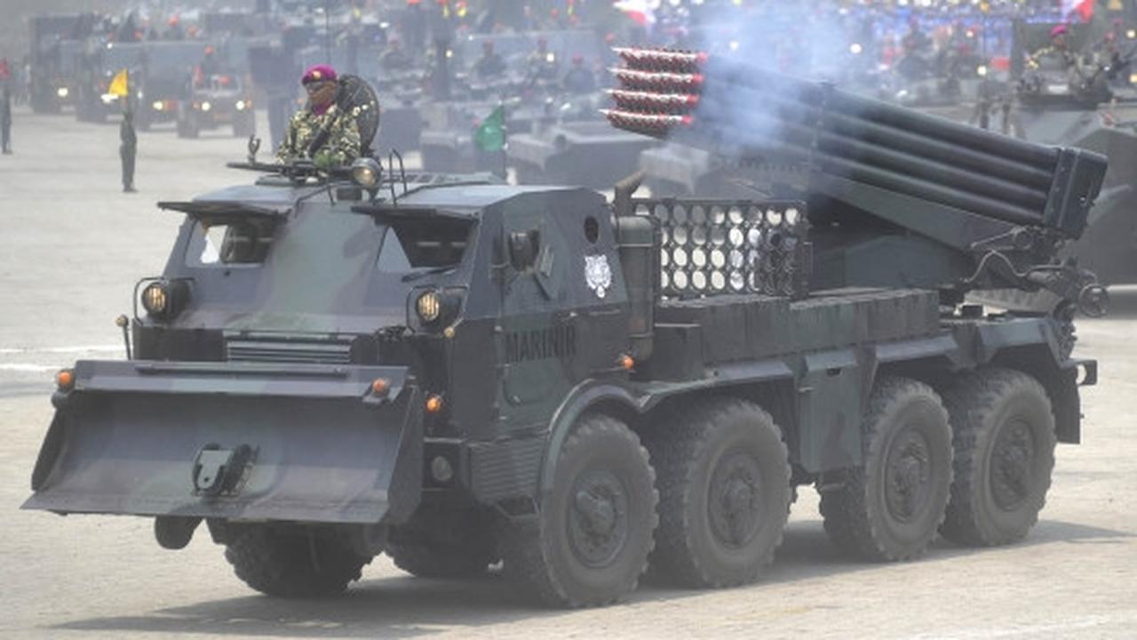 Menyaksikan ganasnya parade kendaraan tempur TNI