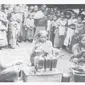 Penjual jamu keliling, yang beraktivitas di pusat-pusat perekonomian tradisional Jawa pada tahun 1920-an. Ketika terjadi wabah influenza pada tahun 1919 di Jawa, sebagian besar masyarakat Jawa berpaling pada pengobatan dengan jamu. (Dok Lampiran Buku “Yang Terlupakan Sejarah Pandemi Influenza 1918")