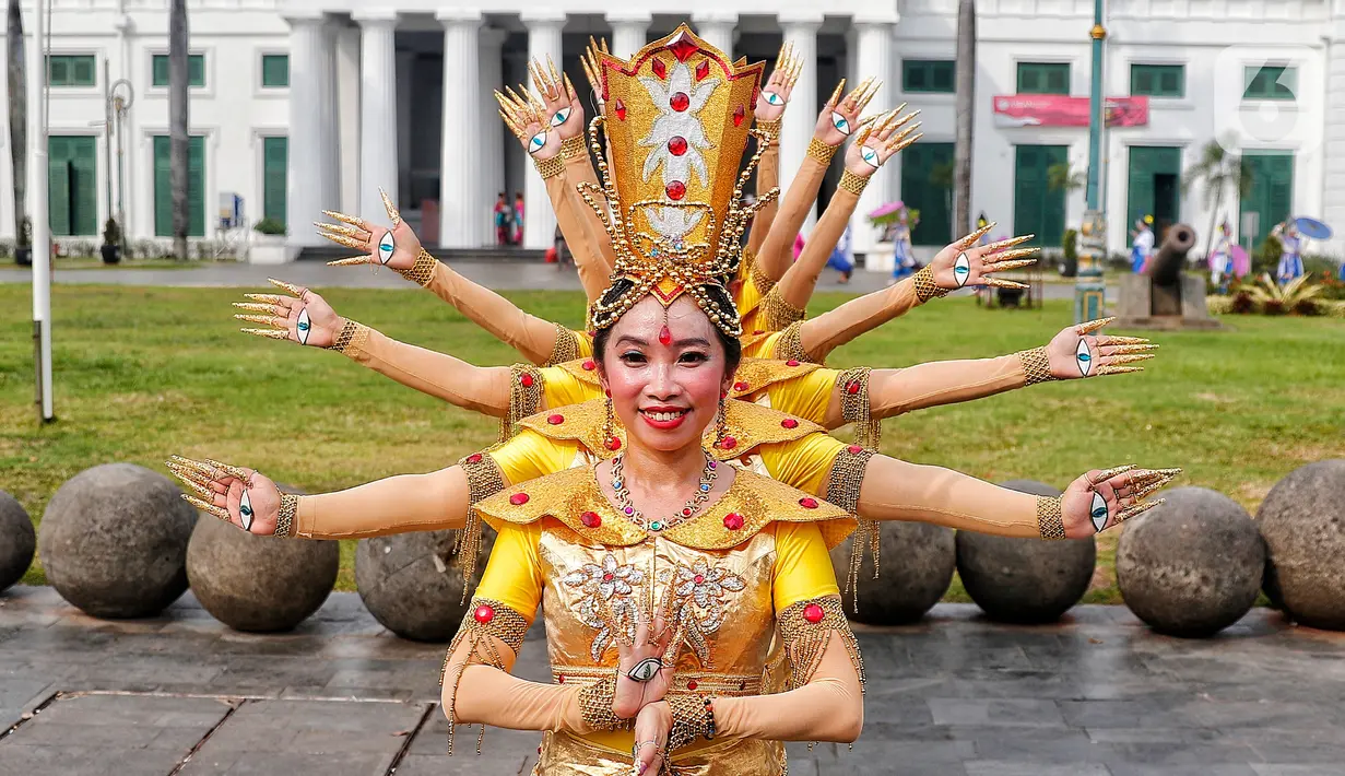 Penari menampilkan tarian daerah saat pagelaran Hari Tari Sedunia di kawasan Taman Fatahillah, Kota Tua, Jakarta, Sabtu (6/5/2023). (Liputan6.com/Angga Yuniar)