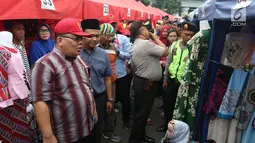 Komisioner Ombudsman Republik Indonesia (ORI), Adrianus Meliala saat blusukan tenda PKL Tanah Abang Jakarta, Rabu (17/1). Dalam blusukannya Ombudsman berdialog dengan PKL terkait lahan yang disediakan di Tanah Abang. (Liputan6.com/Angga Yuniar)
